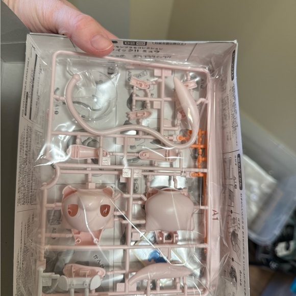 Bandai Pokémon Mew Model Kit - Picture 2 of 3